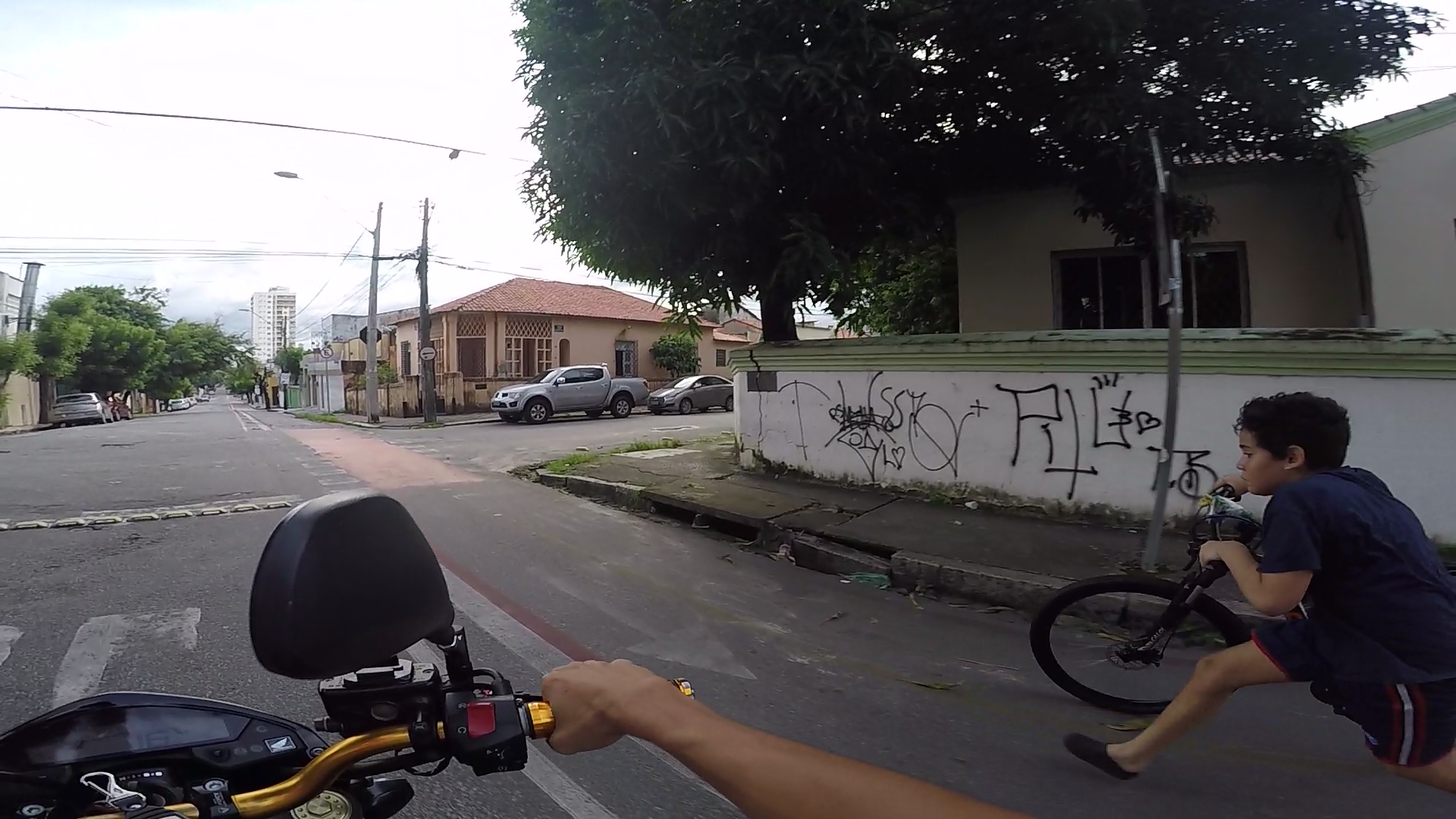 http://videos.introcdc.com/Canal/MotoVlog/Serjona/Rafael de Bicicleta/GOPR4263.00_05_36_22.Quadro003.png